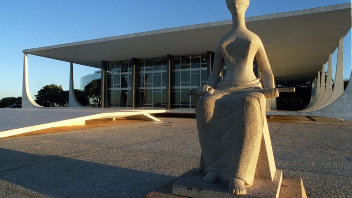 DF - TURISMO/DF - VARIEDADES - Estátua da Justiça em frente ao prédio do Supremo Tribunal Federal (STF), na Praça dos Três Poderes, em Brasília (DF). 15/08/2003 - Foto: JOSÉ PAULO LACERDA/AGÊNCIA ESTADO/AE