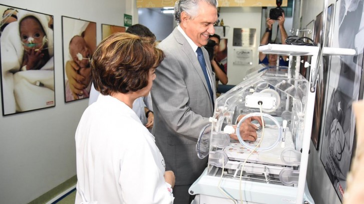 Governador Ronaldo Caiado entregou equipamentos novos ao HMI nesta sexta, 9. (Foto: Junior Guimarães)