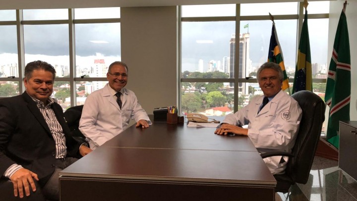 Governador Ronaldo Caiado, o presidente da Sociedade Brasileira de Cardiologia (SBC), Dr. Marcelo Queiroga e da Sociedade Goiana de Cardiologia, Dr. Gilson Cassem Ramos.