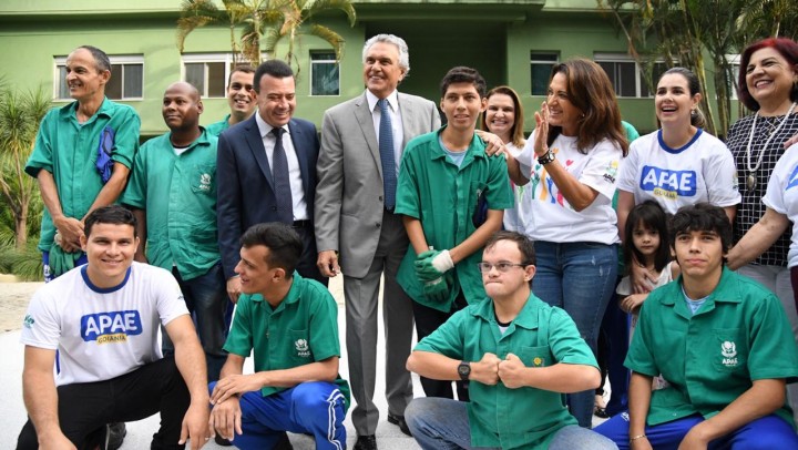 Alunos da oficina de Jardinagem Aprendiz atenderam ao convite da primeira-dama Gracinha Caiado para replantar canteiros da residência oficial